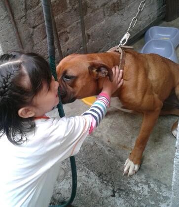 Samanta jugando con la niña